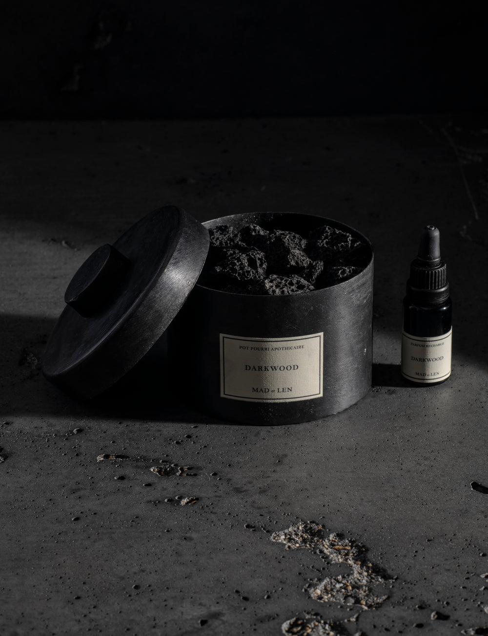 Pot Pourri Apothicaire Petit Lava Rock + Darkwood (15ml)